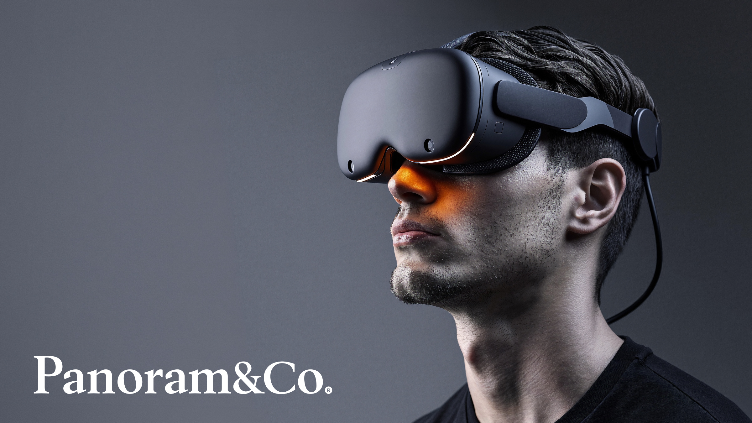 Persona con gafas de realidad virtual junto al logotipo de Panoram&Co.
