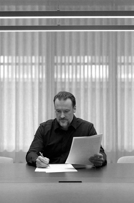 Equipo de diseño y estrategia de JohnAppleman trabajando en el estudio